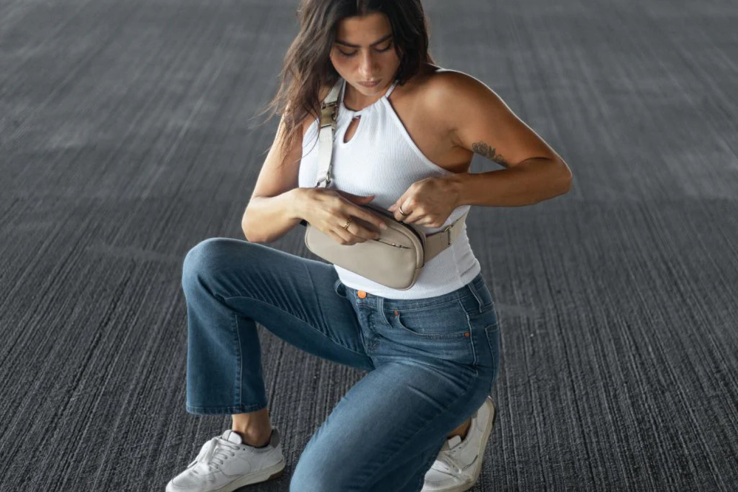 How To Wear a Fanny Pack Andar